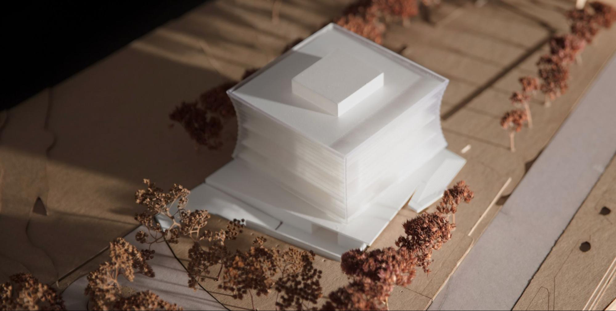 Maqueta arquitectónica blanca impresa en 3D de un edificio moderno