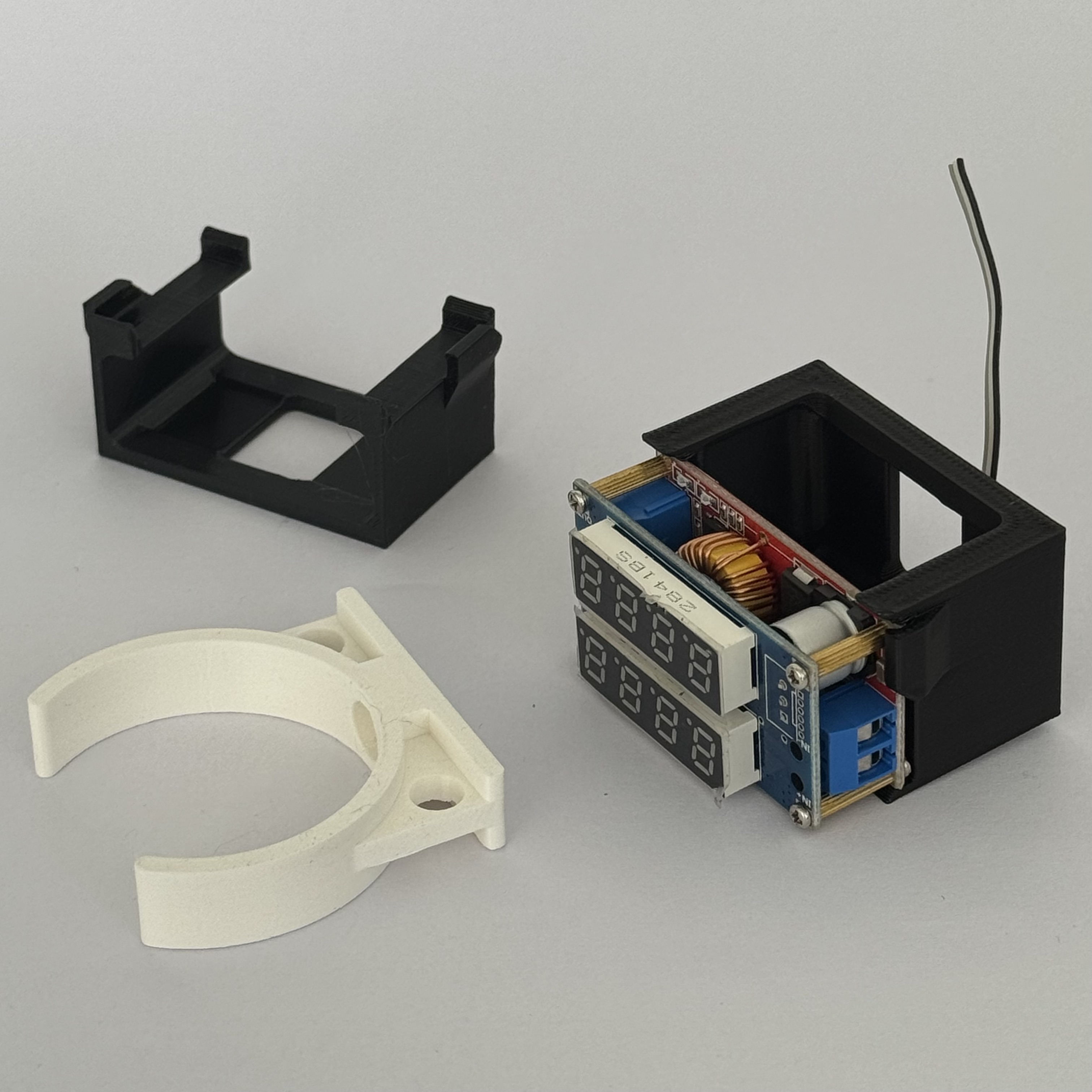 Carcasas y soportes impresos en 3D para componentes electrónicos, PCBs y displays.